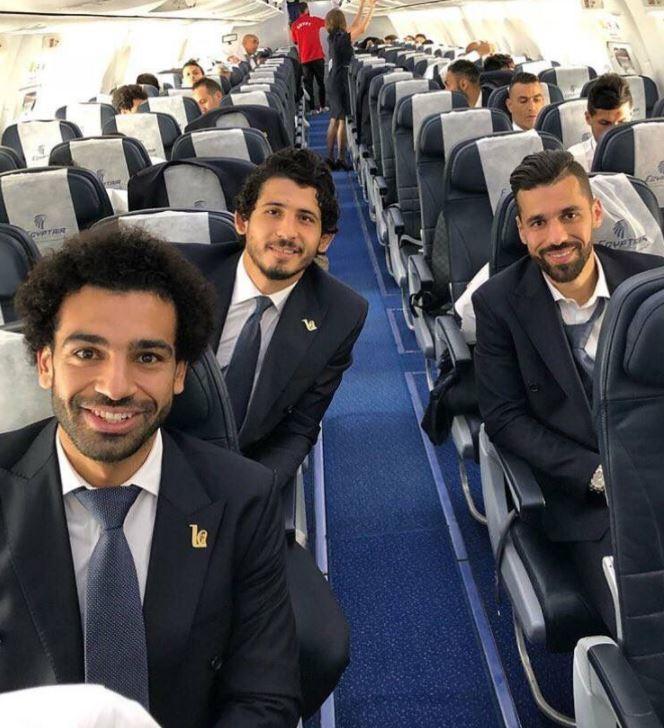 Salah koos meeskonnakaaslastega lennukis